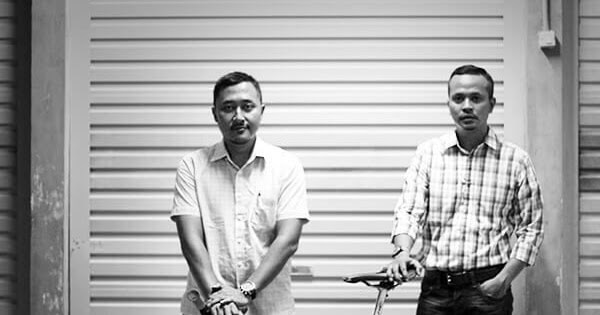 Hendi Rachmat bersama Duenno Ludissa berpose di depan sebuah gerbang toko